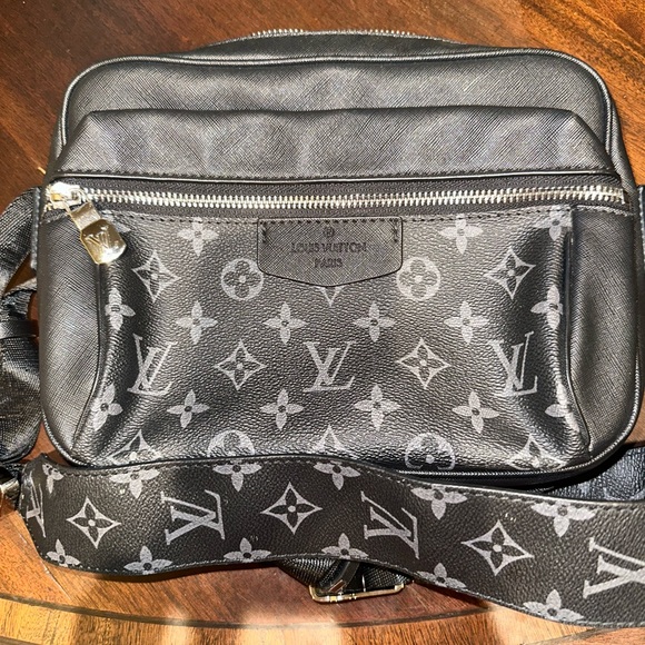 Louis Vuitton Black Messenger Bag with Monogram Design - Picture 1 of 4